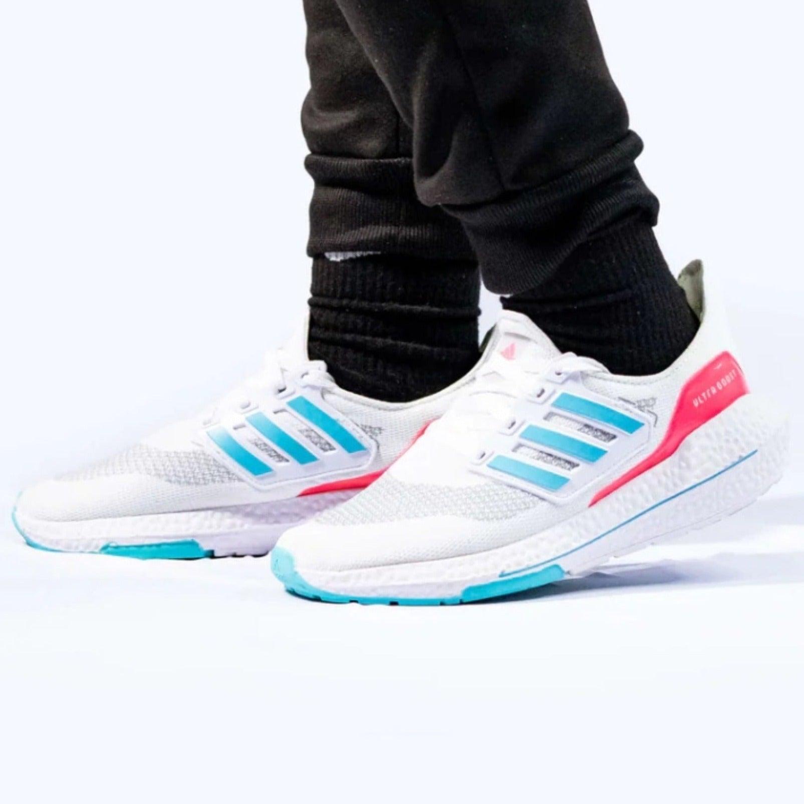 Ultra Boost 22 - 2 Cores - Feminino - Sócio dos Calçados